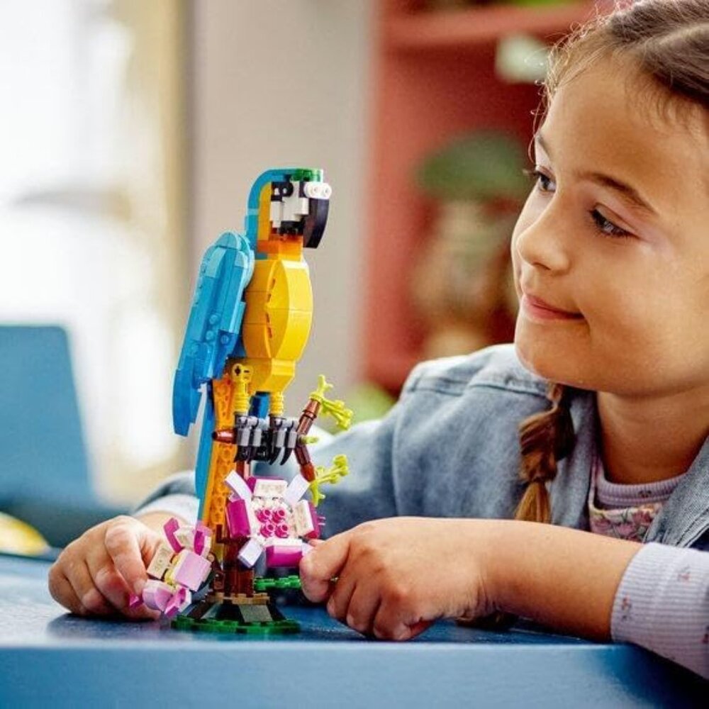 Lego Creator 3in1 Exotic Parrot Macaw Fish Frog Lego Set 253 Pieces CHRISTMAS Ma - Picture 3 of 15